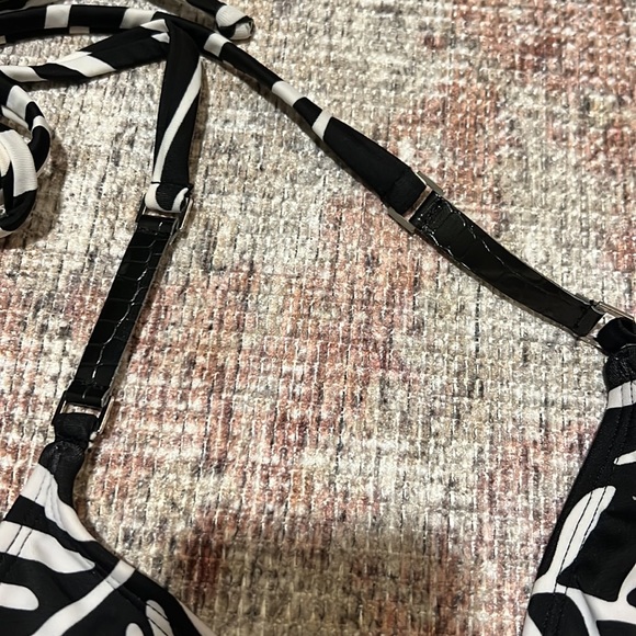 White and black tropical patterned 2 piece bikini. Top: M, Bottom: L - Picture 2 of 8